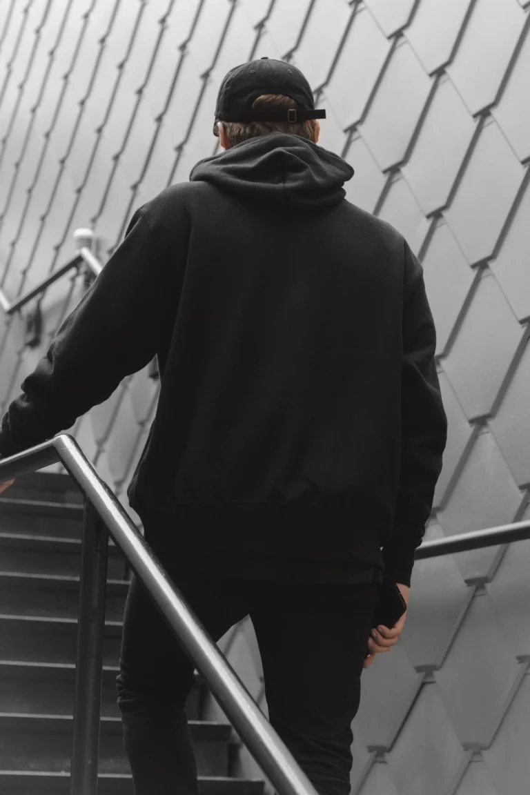 REGULAR BLACK HOODIE